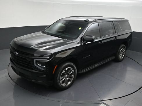 Used 2025 Chevrolet Suburban LT RWD image 18