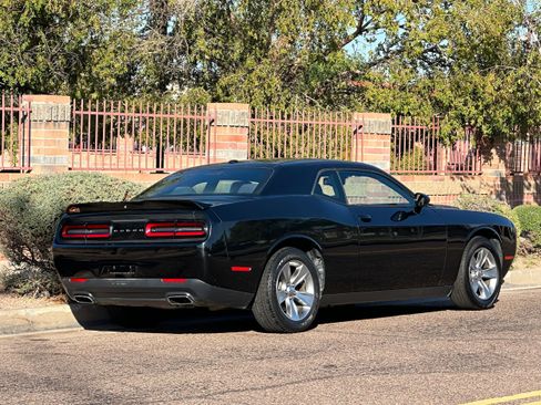 Used 2018 Dodge Challenger SXT image 10