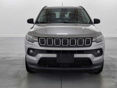 Used 2022 Jeep Compass Latitude w/ Sun and Sound Group AWD/4WD image 3