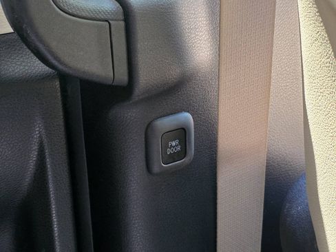 Used 2021 Toyota Sienna XLE FWD image 28