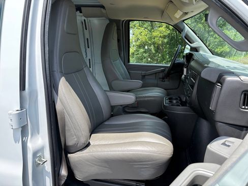 Used 2016 Chevrolet Express 2500 RWD image 25