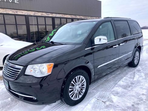 Used 2014 Chrysler Town & Country Touring-L w/ Driver Convenience Group image 2
