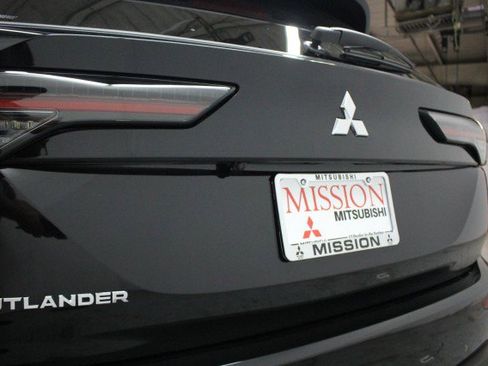 New 2026 Mitsubishi Outlander ES image 4
