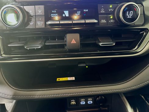 Used 2023 Toyota Highlander XLE FWD image 23