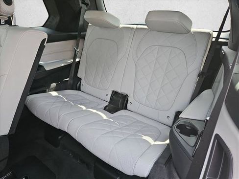 Used 2025 BMW X7 xDrive40i w/ Premium Package AWD/4WD image 27