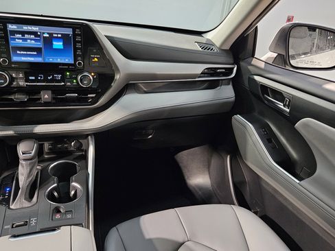 Used 2021 Toyota Highlander XLE image 11