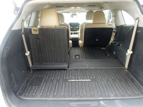 Used 2023 Toyota Highlander Limited FWD image 13