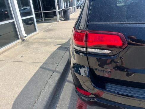 Used 2017 Jeep Grand Cherokee Altitude AWD/4WD image 8