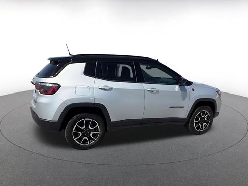Used 2025 Jeep Compass Trailhawk AWD/4WD image 10