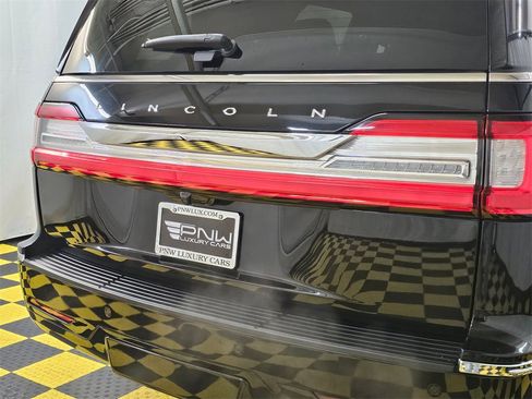 Used 2019 Lincoln Navigator Reserve image 14