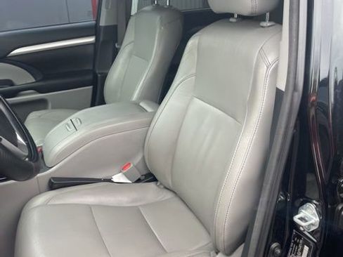 Used 2017 Toyota Highlander XLE AWD/4WD image 3
