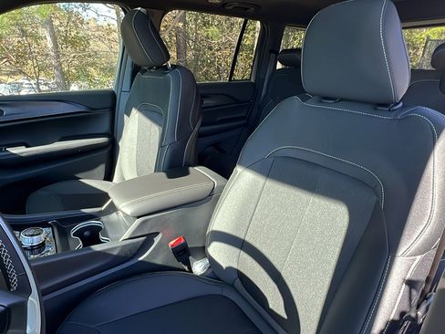 New 2025 Jeep Grand Cherokee 4WD image 18