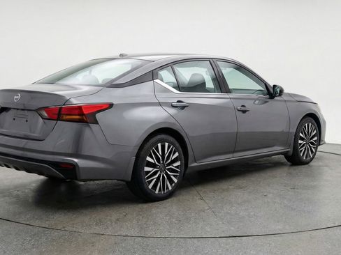 Used 2025 Nissan Altima 2.5 SV FWD image 9