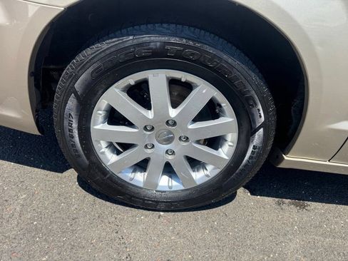 Used 2014 Chrysler Town & Country Touring FWD image 15