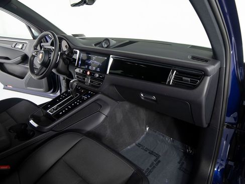 Used 2025 Porsche Macan image 28