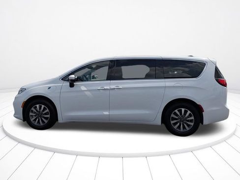 Used 2023 Chrysler Pacifica Touring-L FWD image 6