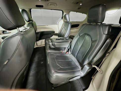 Used 2017 Chrysler Pacifica Touring-L w/ Tire & Wheel Group image 27