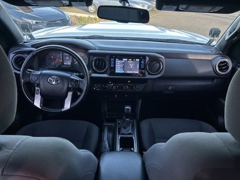 Used 2017 Toyota Tacoma TRD Sport image 16