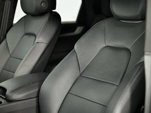 Certified 2025 Porsche Cayenne image 23