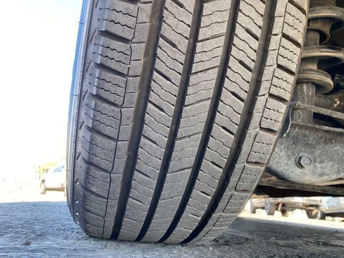 Used 2024 Chevrolet Suburban LT RWD image 29