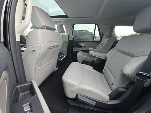 Used 2025 Ford Expedition Active AWD/4WD image 11