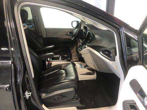Used 2018 Chrysler Pacifica Touring-L Plus FWD image 22