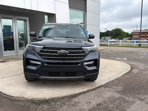 Used 2022 Ford Explorer XLT w/ Equipment Group 202A AWD/4WD image 2
