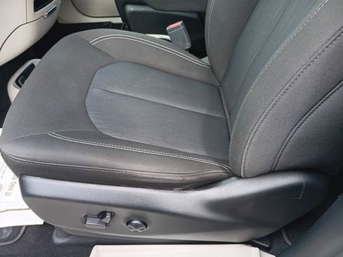 Used 2023 Chrysler Voyager LX FWD image 13