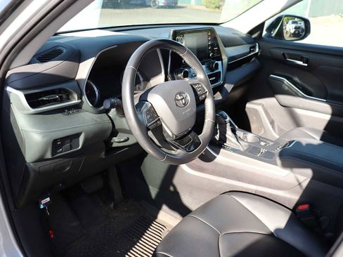 Used 2021 Toyota Highlander XLE AWD/4WD image 10