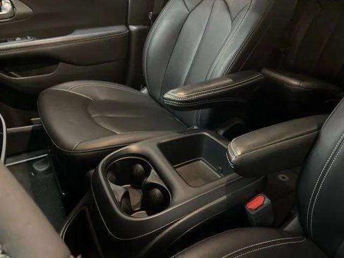 Used 2025 Chrysler Pacifica Select FWD image 80