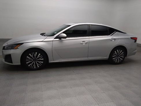 Used 2023 Nissan Altima 2.5 SV w/ SV Premium Package FWD image 2