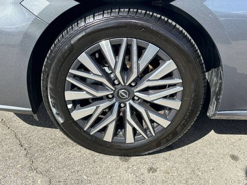 Used 2025 Nissan Altima 2.5 SV FWD image 25