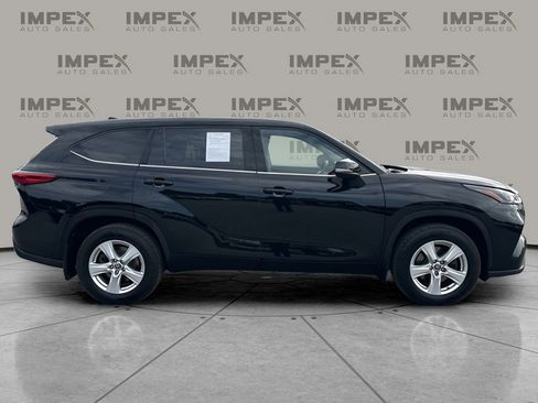 Used 2022 Toyota Highlander LE image 6