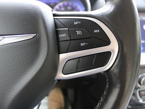 Used 2018 Chrysler 300 Limited RWD image 15