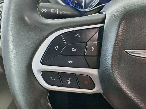 Used 2024 Chrysler Pacifica Touring-L FWD image 24