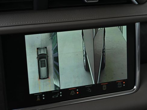 Used 2024 GMC Yukon XL Denali w/ Advanced Technology Package image 32