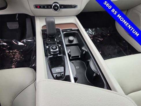 Used 2022 Volvo S60 B5 Momentum image 21
