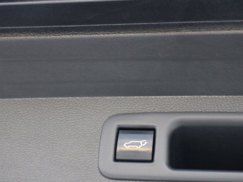 Used 2022 Toyota Highlander XLE image 16