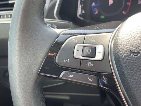 Used 2020 Volkswagen Tiguan SEL AWD/4WD image 25
