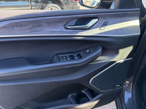 Certified 2022 Jeep Grand Cherokee Limited image 3