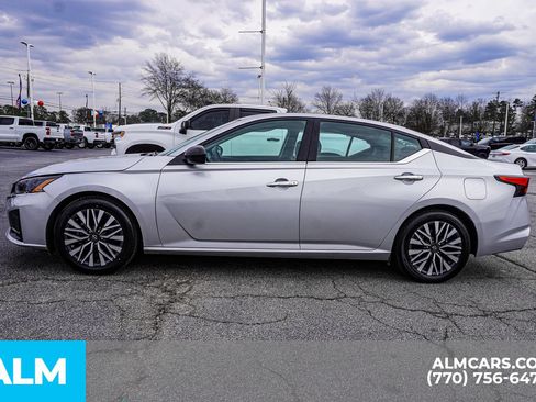 Used 2024 Nissan Altima 2.5 SV FWD image 7
