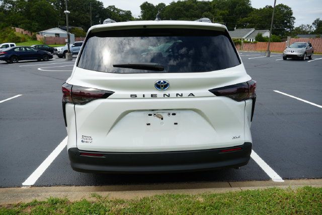 Used 2025 Toyota Sienna XLE FWD image 12