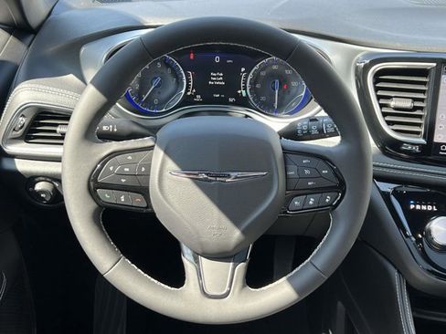 Used 2026 Chrysler Pacifica Limited w/ S Appearance Package AWD/4WD image 13