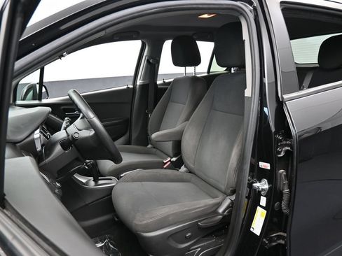 Used 2022 Chevrolet Trax LS w/ Tint and Cruise Package AWD/4WD image 10