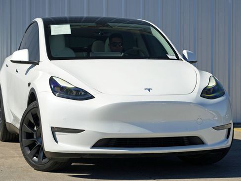 Used 2022 Tesla Model Y Long Range image 4