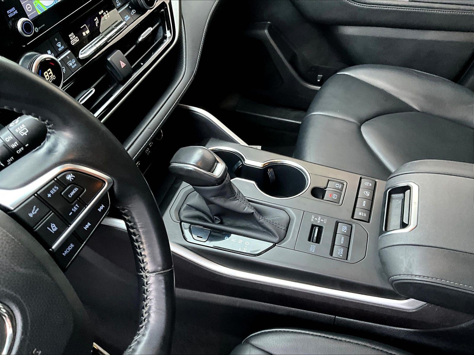 Used 2020 Toyota Highlander XLE AWD/4WD image 18