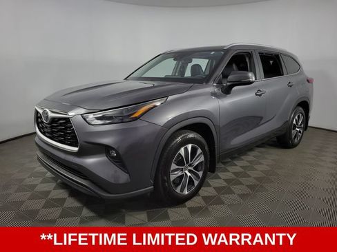 Used 2023 Toyota Highlander XLE FWD image 3