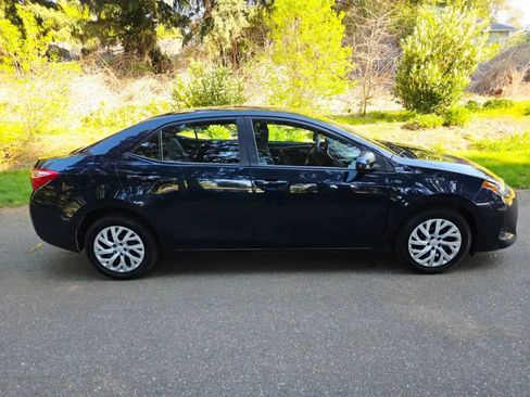 Used 2017 Toyota Corolla LE w/ Carpet Mat Package (TMS) FWD image 6