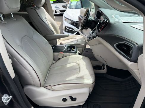 Used 2017 Chrysler Pacifica Limited FWD image 14