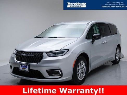 Used 2024 Chrysler Pacifica Touring-L image 1